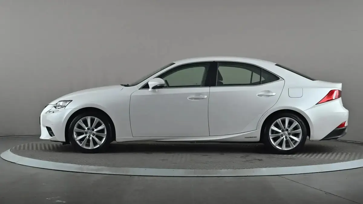 Used Lexus IS300h 223 HP (164 kW) 2016 White Sedan