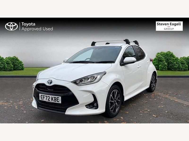 Used Toyota Yaris Hybrid Design 114 HP (83 kW) 2023 White Hatchback