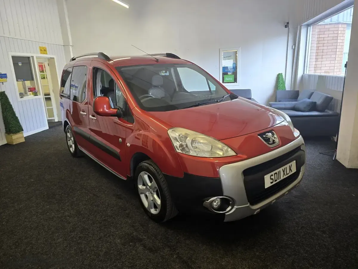 Used Peugeot TePee Outdoor 92 HP (67 kW) 2011 Red MPV