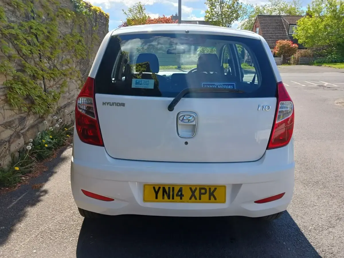 Used Hyundai i10 Classic 83 HP (61 kW) 2014 White Hatchback