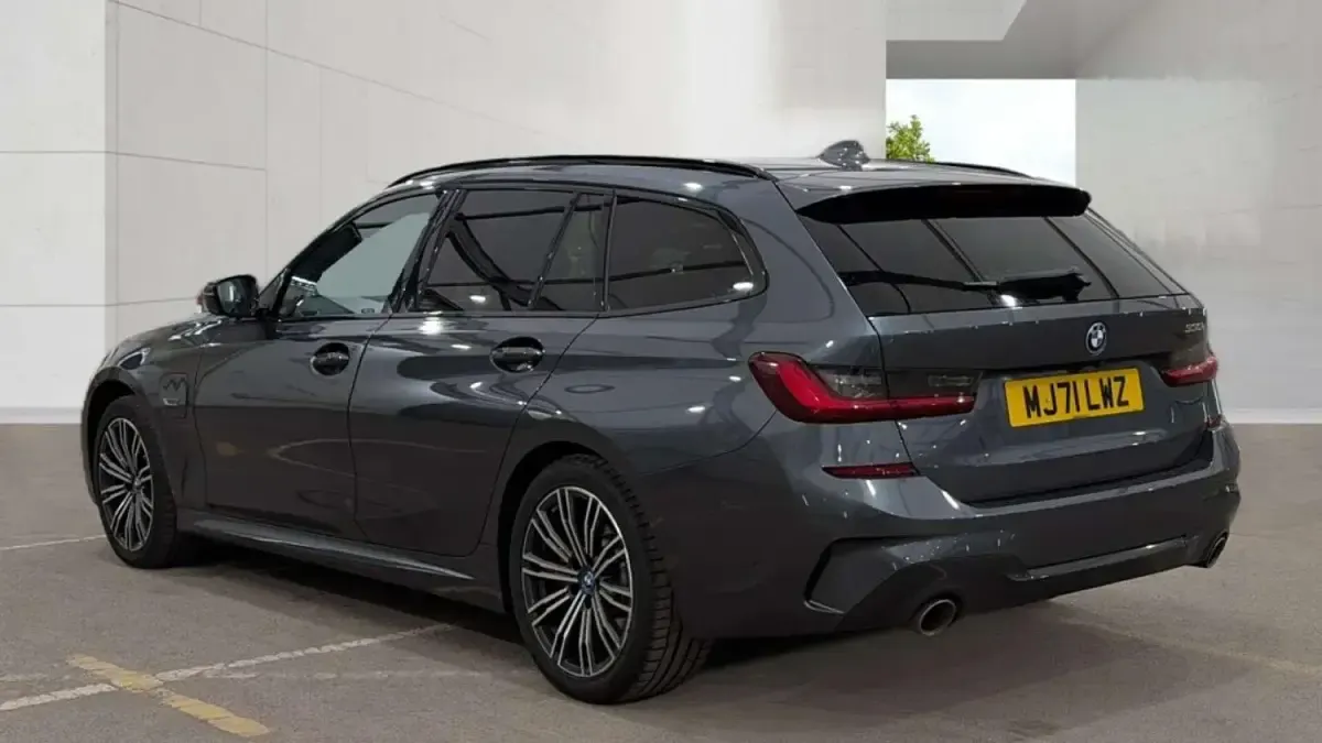 Begagnad BMW 330e M Sport 2021 Grå Kombi