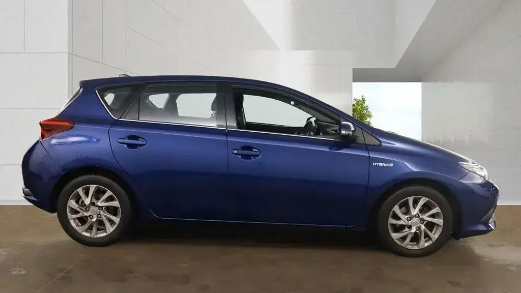 Used Toyota Auris Hybrid Business Edition 136 HP (100 kW) 2017 Blue Hatchback