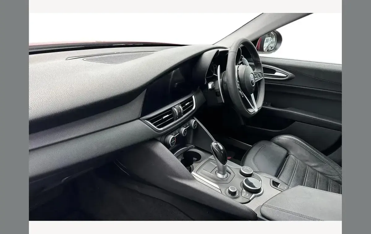 Used Alfa Romeo Giulia Edizione Speciale 180 HP (132 kW) 2018 Red Sedan
