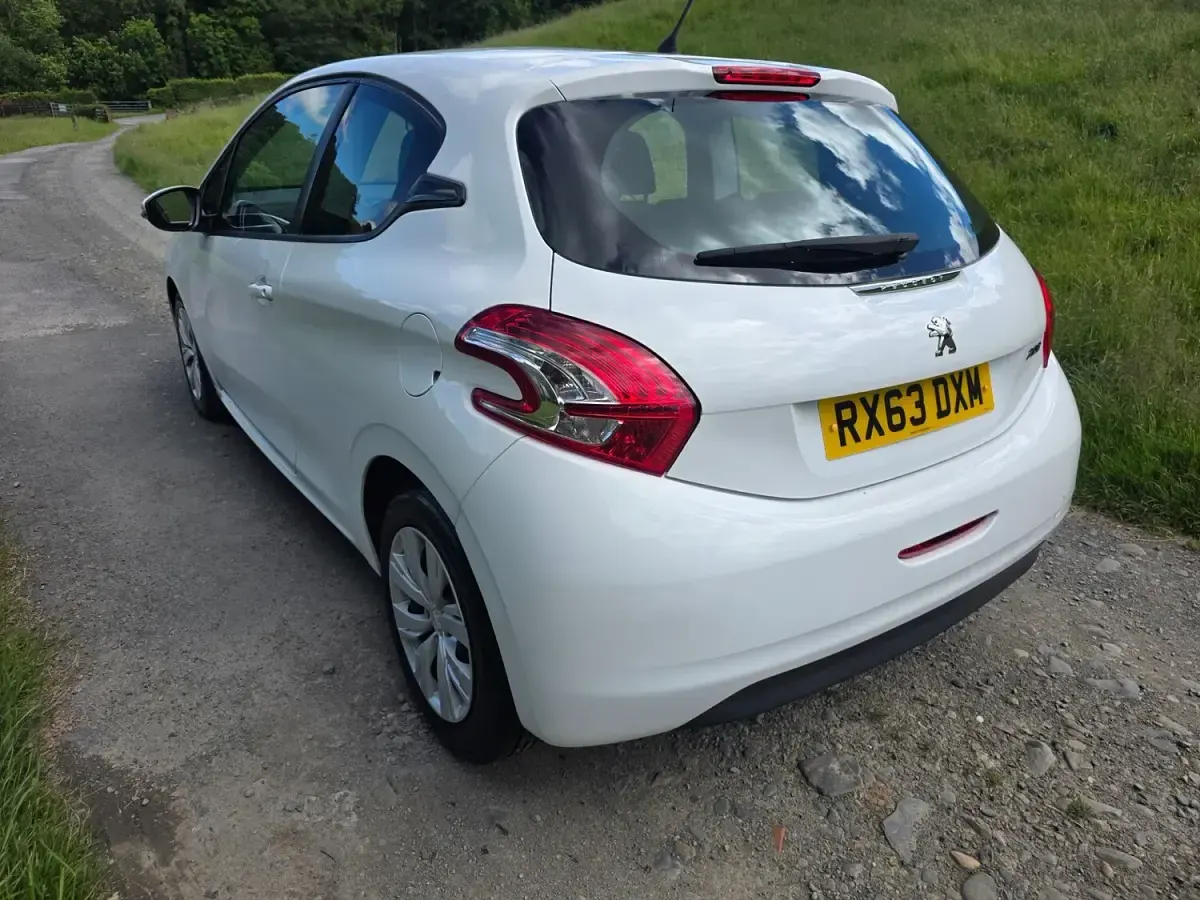 Used Peugeot 208 Access 82 HP (60 kW) 2013 White Hatchback