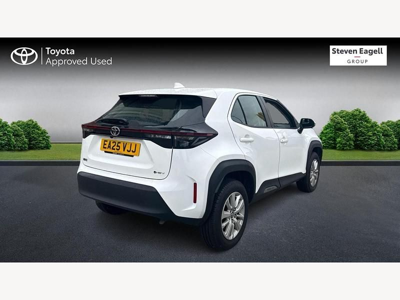 Used Toyota Yaris Hybrid 2025 White Hatchback