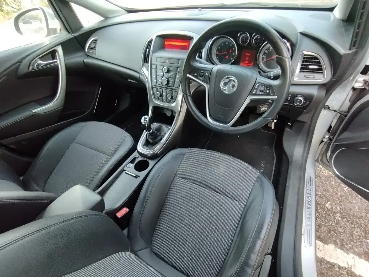 Used Vauxhall Astra 140 HP (102 kW) 2011 Silver Hatchback