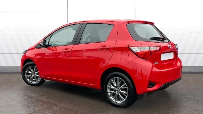 Used Toyota Yaris 111 HP (81 kW) 2018 Red Hatchback