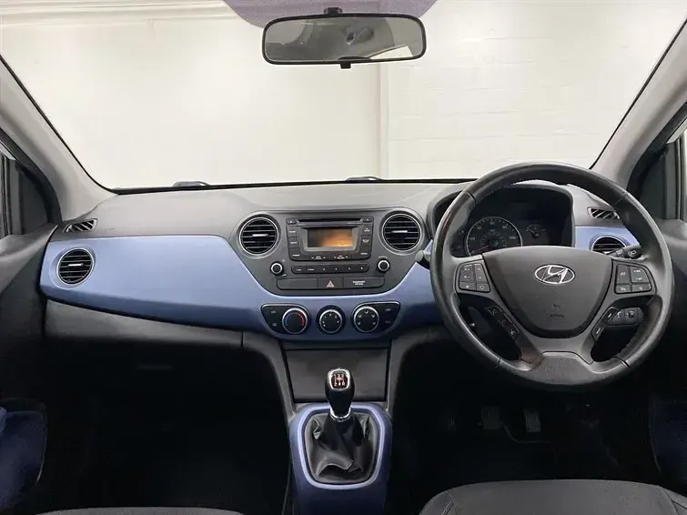 Käytetty Hyundai i10 Premium 87 HP (63 kW) 2015 Valkoinen Viistoperä
