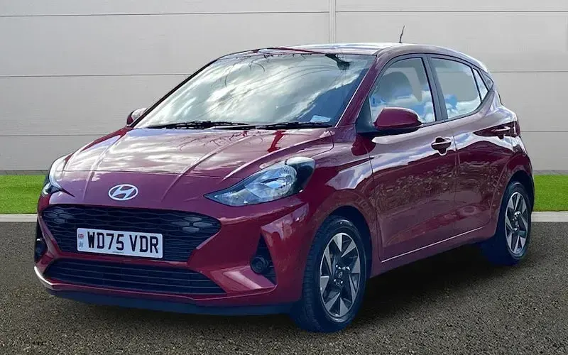 Begagnad Hyundai i10 Advanced 63 HK (46 kW) 2025 Röd Halvkombi