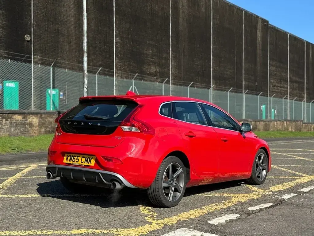 Used Volvo V40 R-Design 152 HP (111 kW) 2015 Red Estate