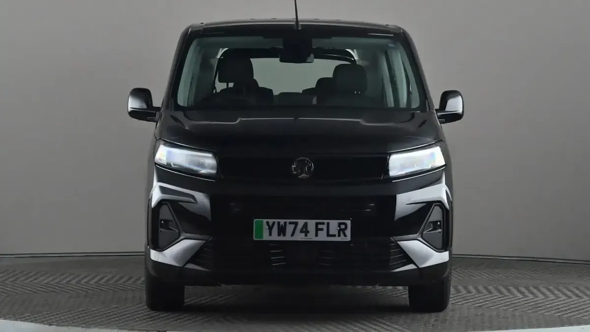 Second-hand Vauxhall Combo Design Edition 100 kW (136 CP) 2025 Negru Monovolum