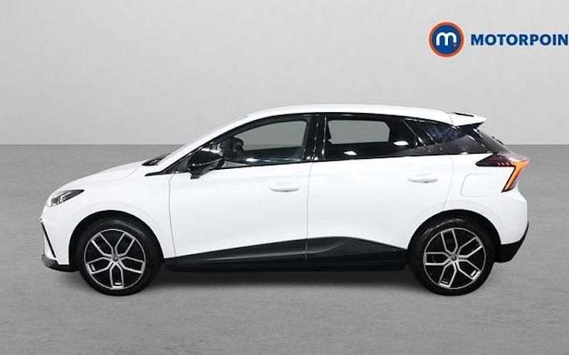 Used MG MG4 EV Trophy 150 kW (204 HP) 2025 White Hatchback
