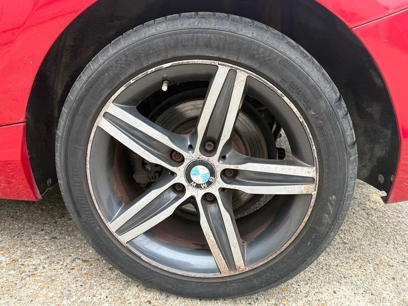 Begagnad BMW 116 Sport Line 2012 Röd Halvkombi