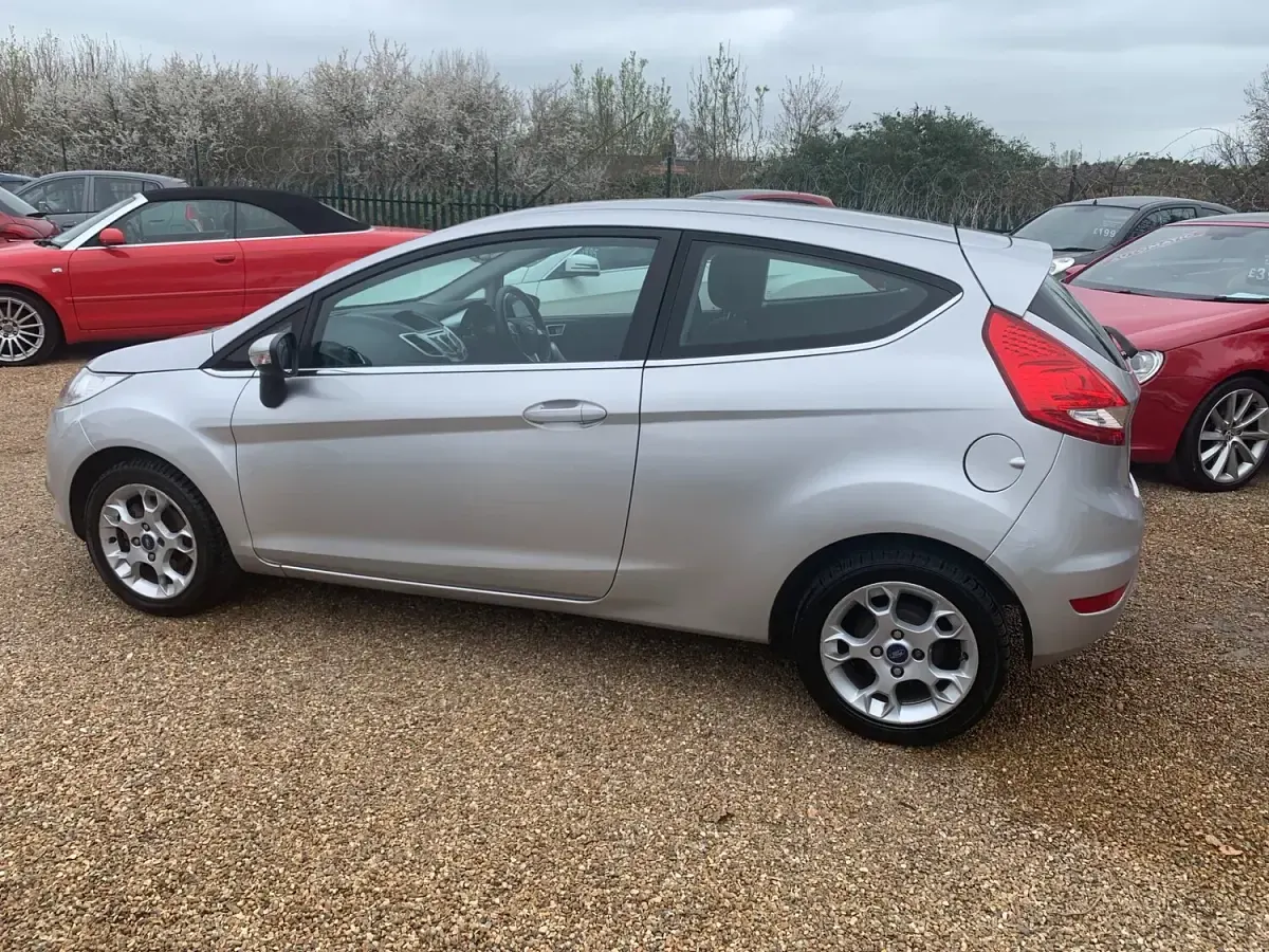 Used Ford Fiesta Zetec 82 HP (60 kW) 2012 Silver Hatchback