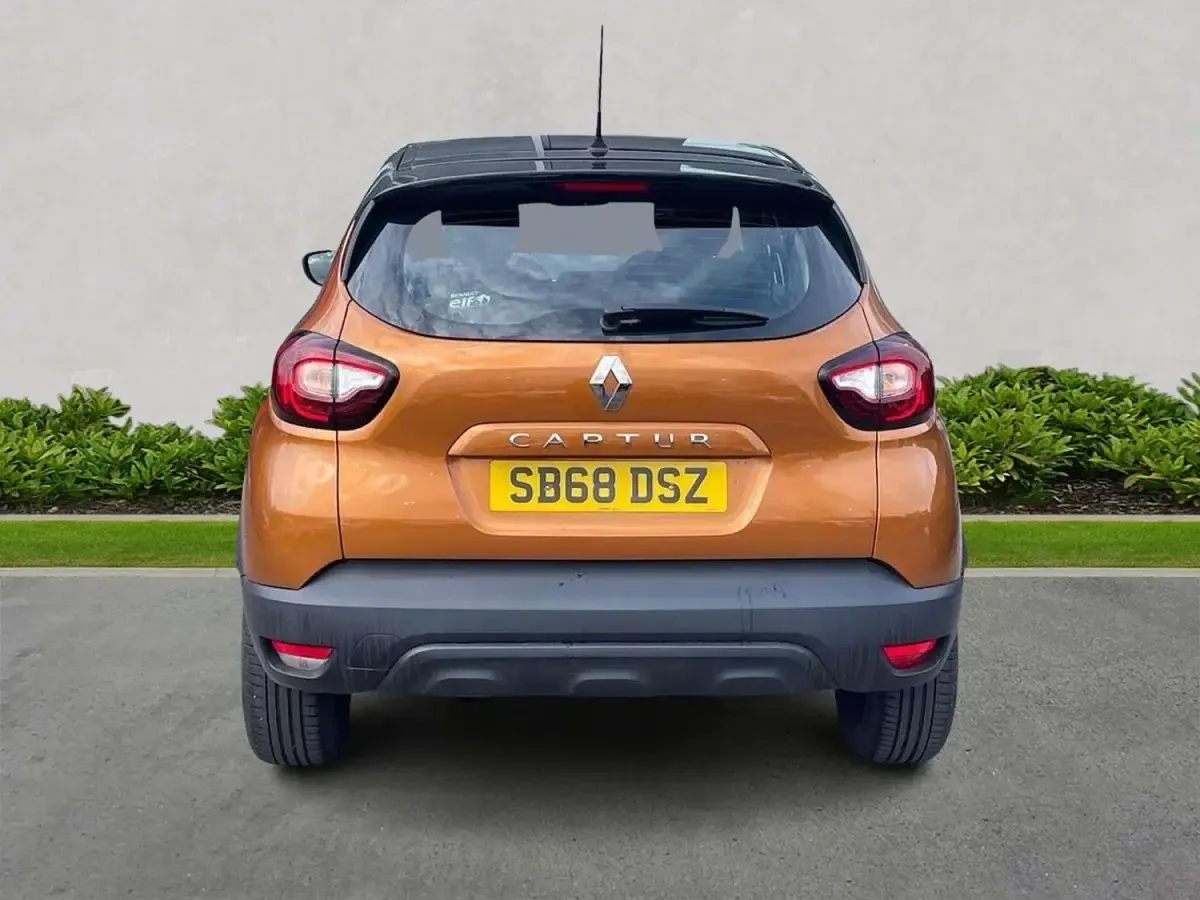 Used Renault Captur Play 90 HP (66 kW) 2018 Orange/black SUV