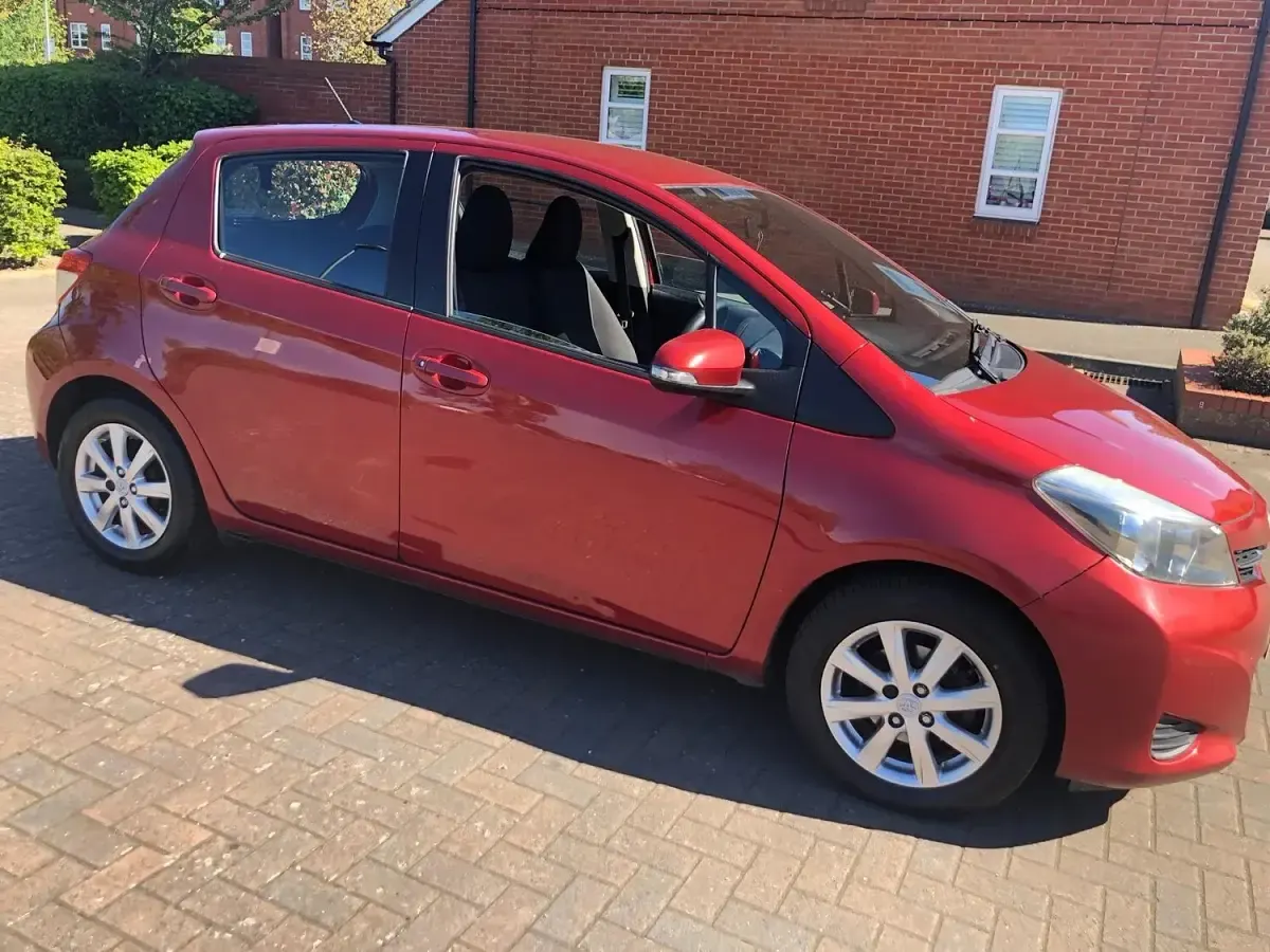 Used Toyota Yaris 99 HP (72 kW) 2012 Red Hatchback