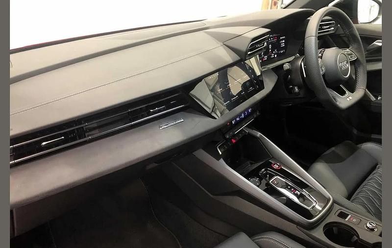 Begagnad Audi S3 Sportback Black Edition 333 HK (244 kW) 2025 Röd Halvkombi