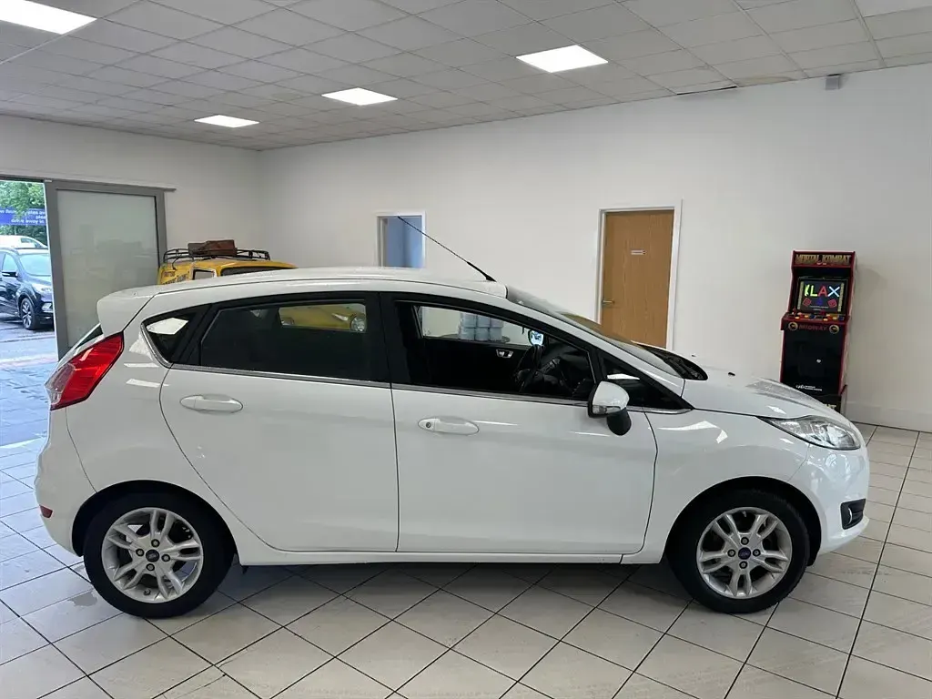 Used Ford Fiesta Zetec 2015 White Hatchback