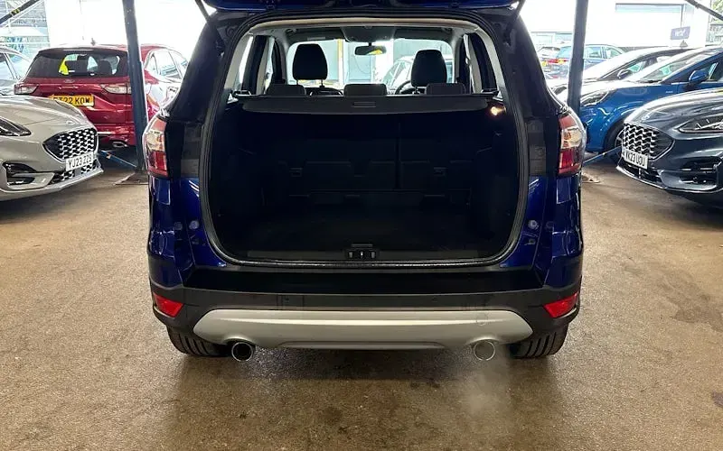 Usado Ford Kuga Zetec 182 CV (133 kW) 2017 Azul SUV