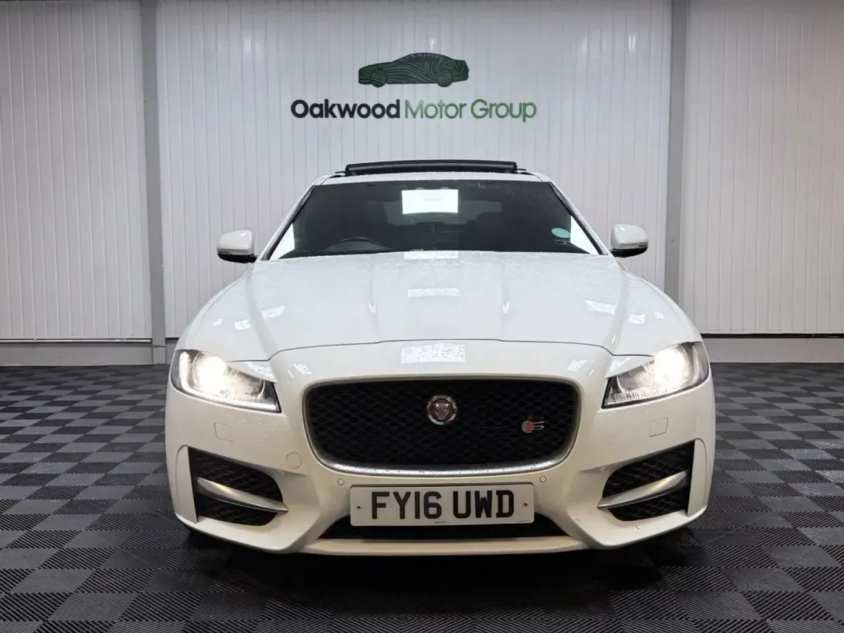Gebraucht Jaguar XF R-Sport 180 PS (132 kW) 2016 Weiß Limousine