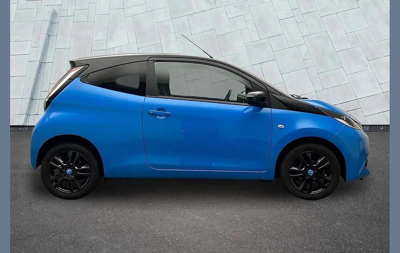 Used Toyota Aygo X-cite 69 HP (50 kW) 2016 Blue Hatchback