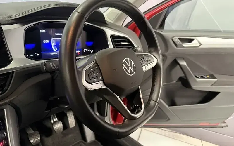 Used VW T-Roc Life 150 HP (110 kW) 2022 Red SUV