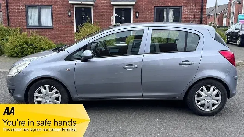 Begagnad Vauxhall Corsa 90 HK (66 kW) 2009 Silver Halvkombi