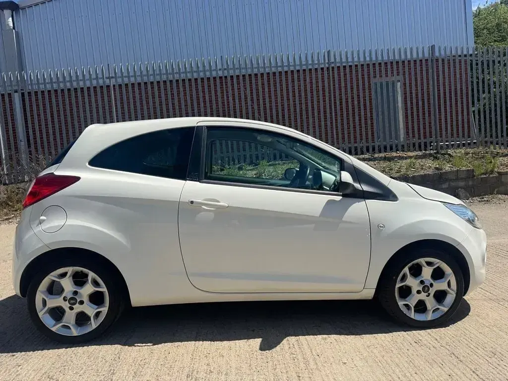 Used Ford Ka Zetec 69 HP (50 kW) 2014 White Hatchback