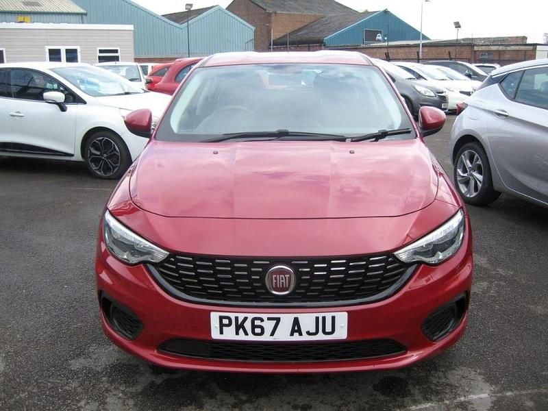 Used Fiat Tipo Easy 95 HP (69 kW) 2017 Red Hatchback