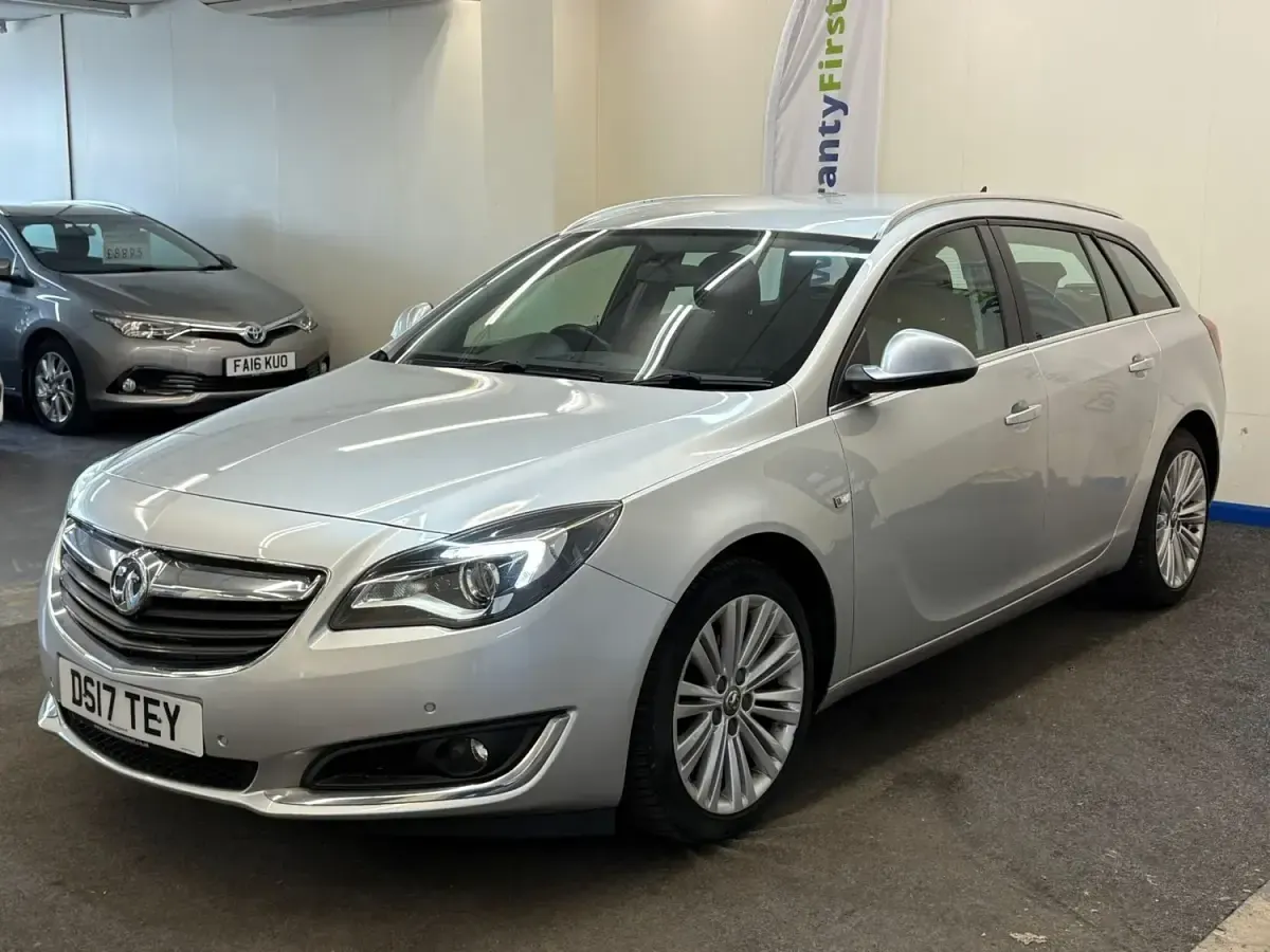 Begagnad Vauxhall Insignia Design Edition 2017 Silver Kombi