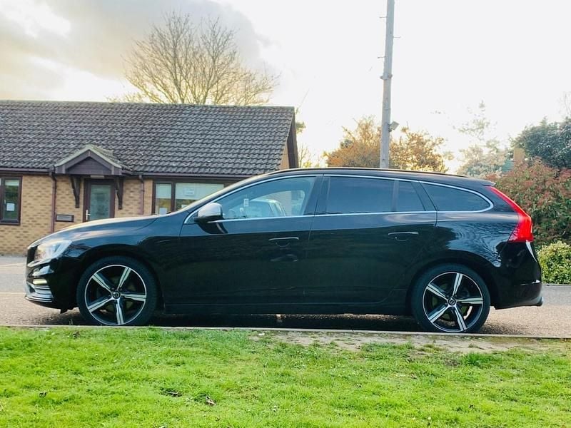 Used Volvo V60 R-Design 190 HP (139 kW) 2018 Black Estate