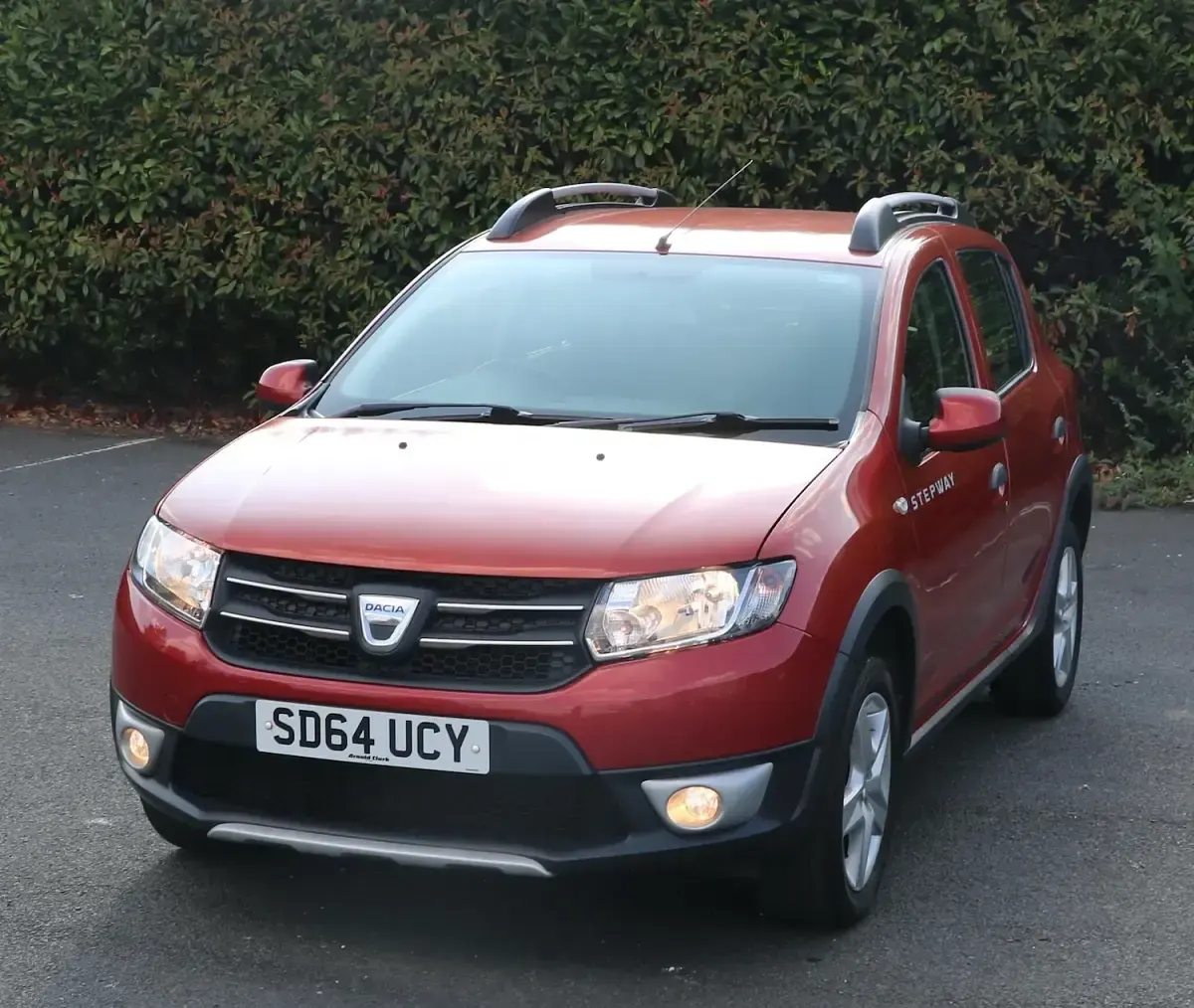 Used Dacia Sandero Lauréate 90 HP (66 kW) 2014 Red Hatchback