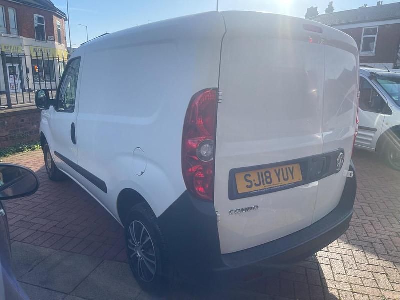 Second-hand Vauxhall Combo 95 CP (69 kW) 2018 Alb Monovolum