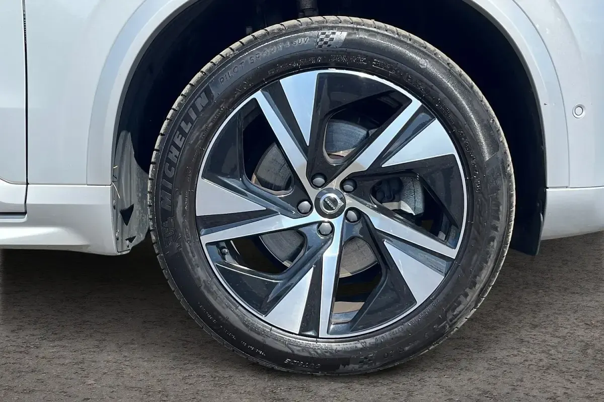 Begagnad Volvo XC90 Plus 235 HK (172 kW) 2023 Silver SUV