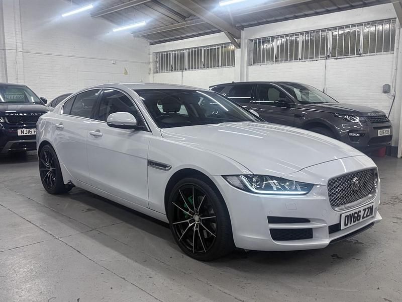 Used Jaguar XE Portfolio 180 HP (132 kW) 2017 White Sedan