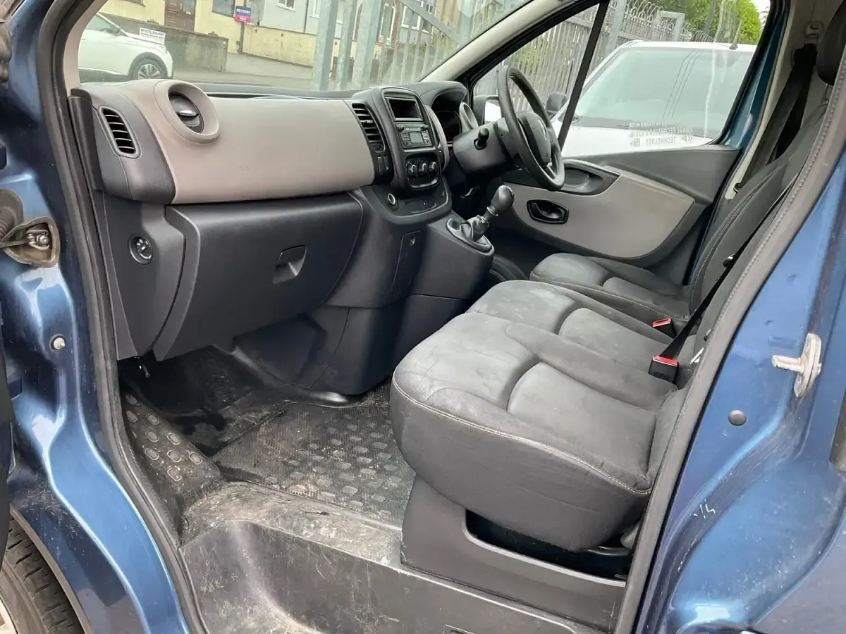 Used Renault Trafic Business 125 HP (91 kW) 2017 Blue MPV