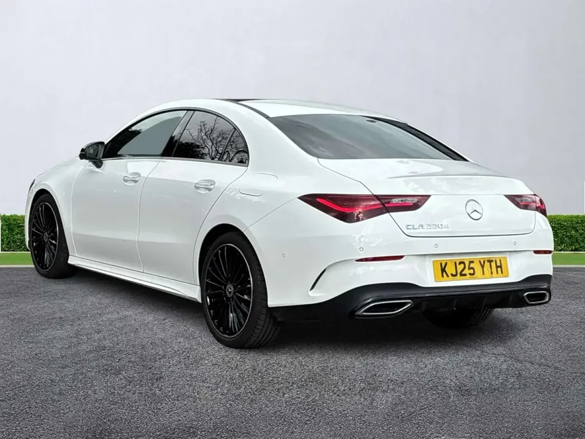 Usado Mercedes CLA220 AMG Line Premium Plus 2025 Blanco Berlina