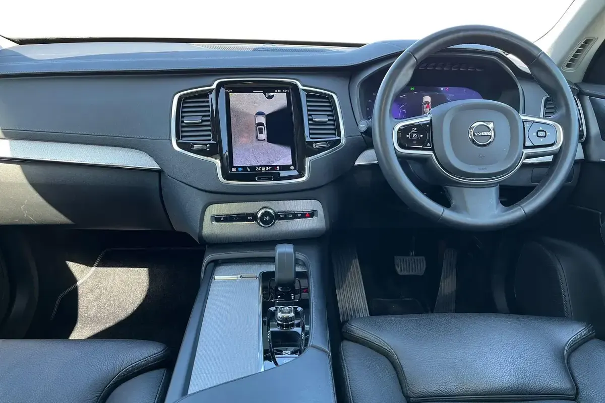 Begagnad Volvo XC90 Plus 235 HK (172 kW) 2023 Silver SUV