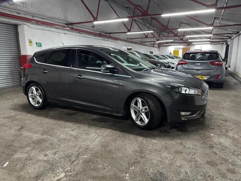 Used Ford Focus Zetec 120 HP (88 kW) 2015 Grey Hatchback