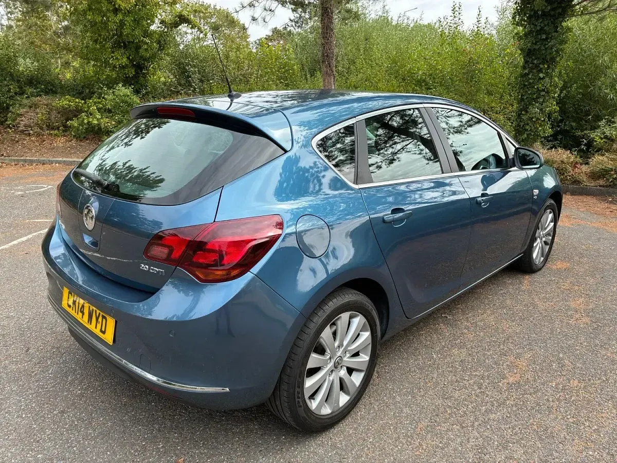 Used Vauxhall Astra Elite 165 HP (121 kW) 2014 Blue Hatchback