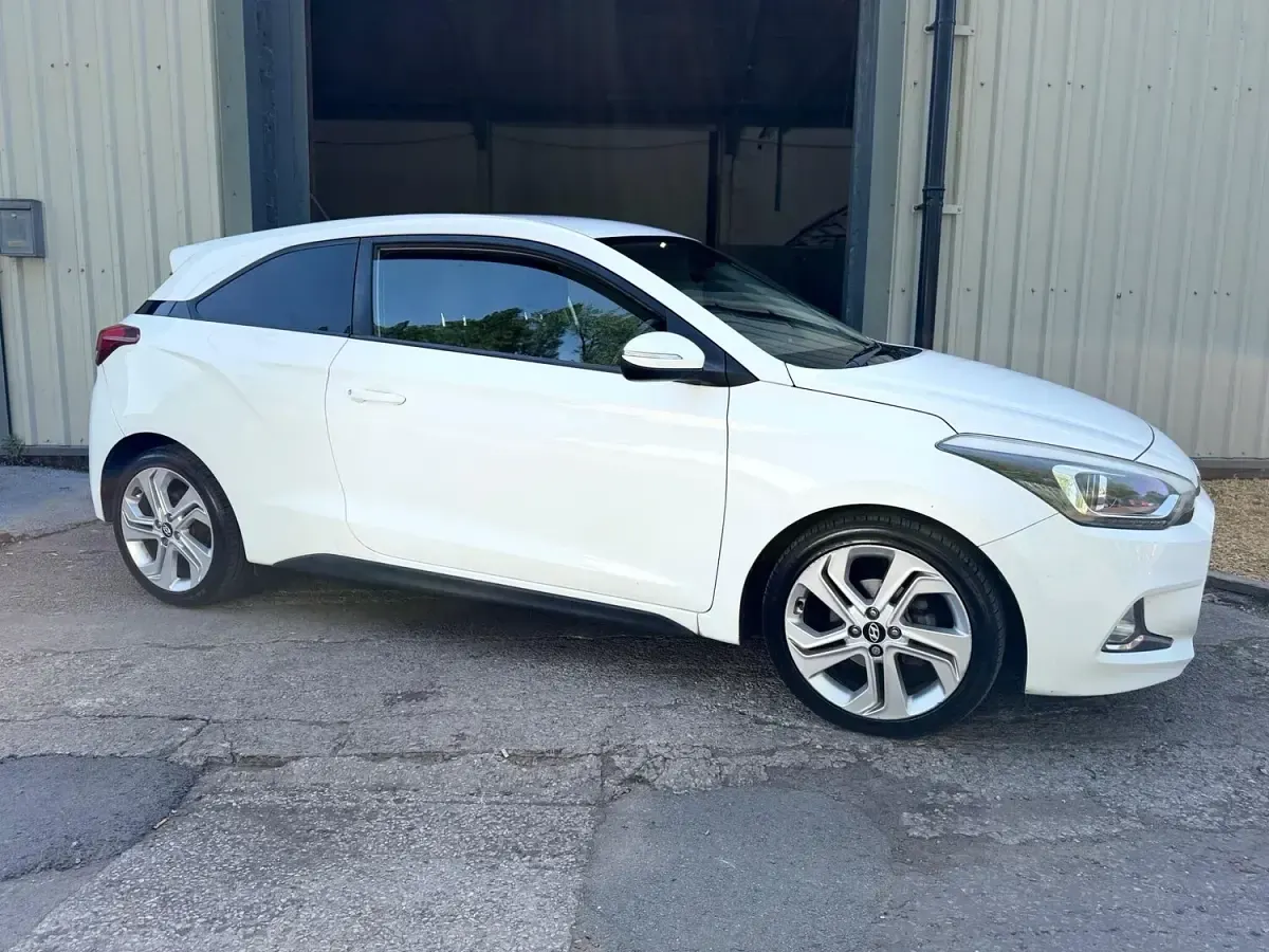 Używany Hyundai i20 Sport 84 KM (61 kW) 2015 Biały Coupe