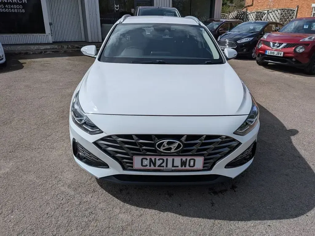 Used Hyundai i30 SE 115 HP (84 kW) 2021 White Estate