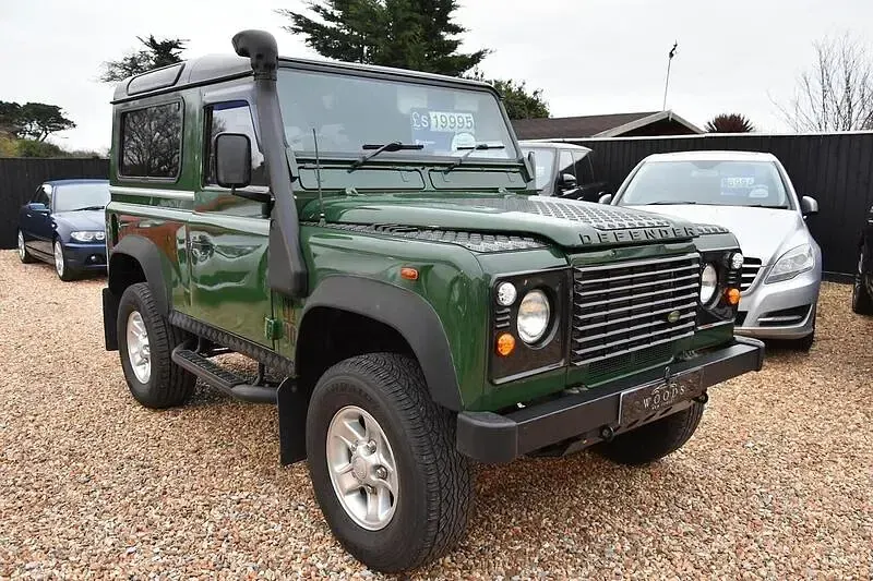 Used Land Rover Defender 120 HP (88 kW) 2009 Green/white Estate
