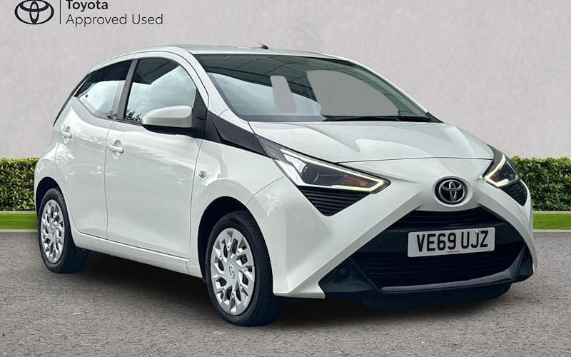 Used Toyota Aygo X-play 72 HP (52 kW) 2019 White flash Hatchback
