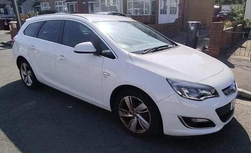 White Used 2012 Vauxhall Astra SRi Estate | £2,450 (Good price) - Image 1/4