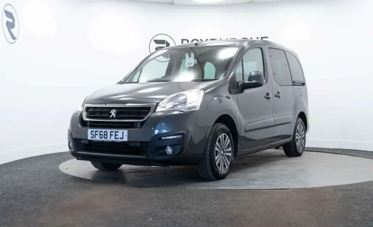 Begagnad Peugeot TePee Active 100 HK (73 kW) 2018 Grå Minibuss
