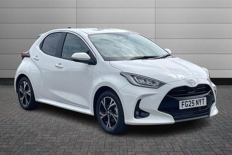 Pure white New 2025 Toyota Yaris Hybrid Design Hatchback | £19,999 (Super price) - Image 1/4