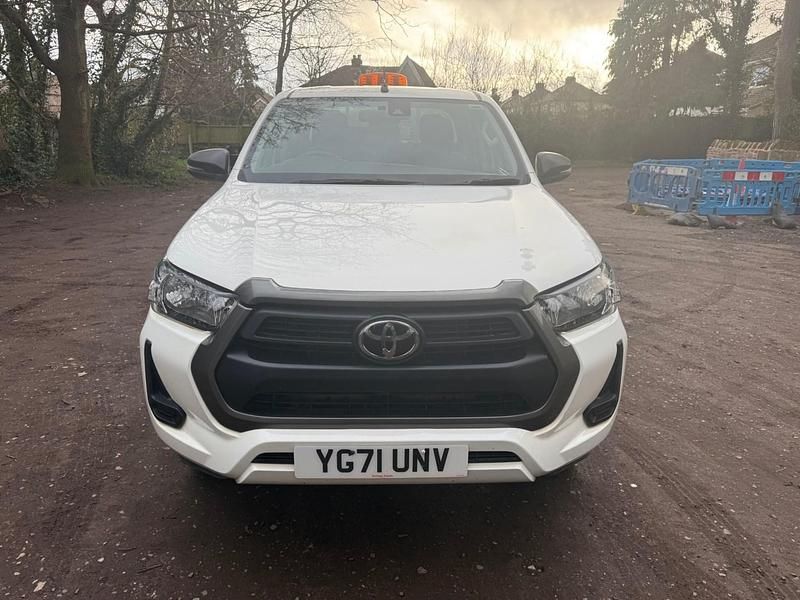 Used Toyota HiLux Active 150 HP (110 kW) 2021 White Pickup
