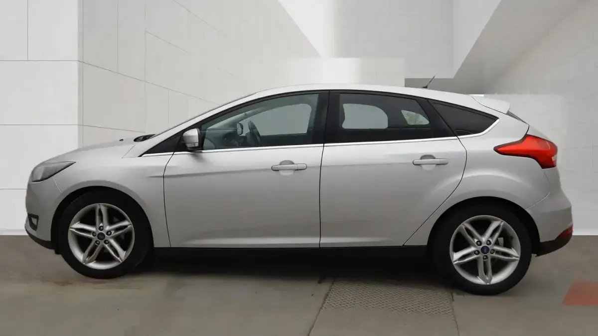 Used Ford Focus Zetec 125 HP (91 kW) 2015 Silver Hatchback