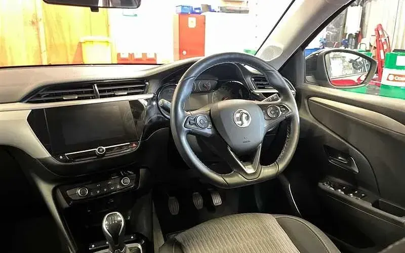 Used Vauxhall Corsa Design Edition 75 HP (55 kW) 2022 Hot red Hatchback